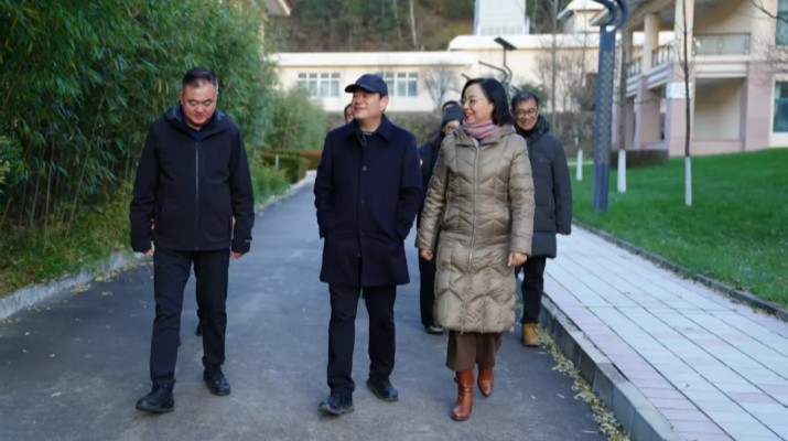 11月18日，甘肅文旅集團(tuán)黨委書(shū)記、董事長(zhǎng)石培文帶隊(duì)赴天水和諧園如驛部落開(kāi)展冬季運(yùn)營(yíng)調(diào)研，集團(tuán)黨委副書(shū)記、總經(jīng)理馬文玫，副總經(jīng)理金世勝及總部相關(guān)部門(mén)負(fù)責(zé)人一同調(diào)研。石培文一行深入天水和諧園如驛部落住宿